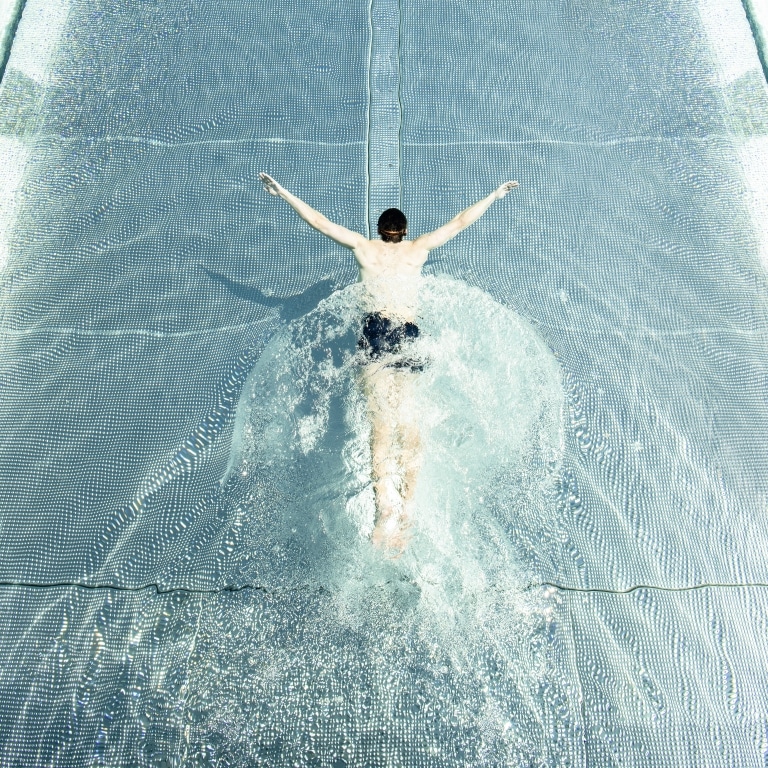 Sonnenhof Lam Mann im Infinity Pool