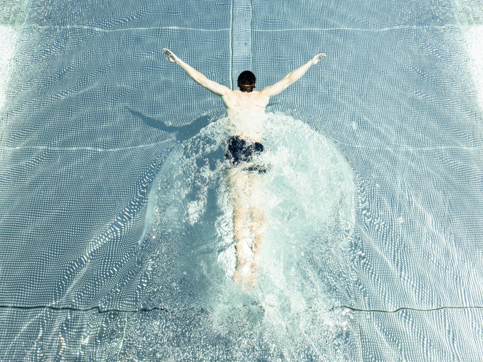 Sonnenhof Lam Mann im Infinity Pool