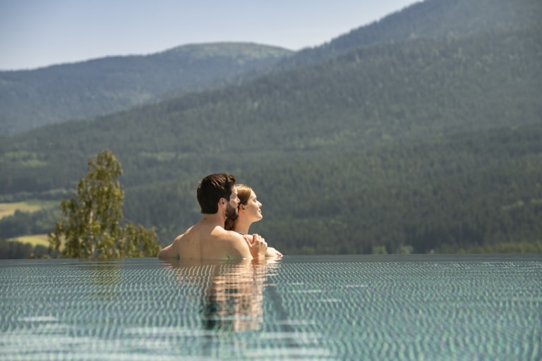 Sonnenhof Lam Infinty-Pool mit Blick auf Großer Arber