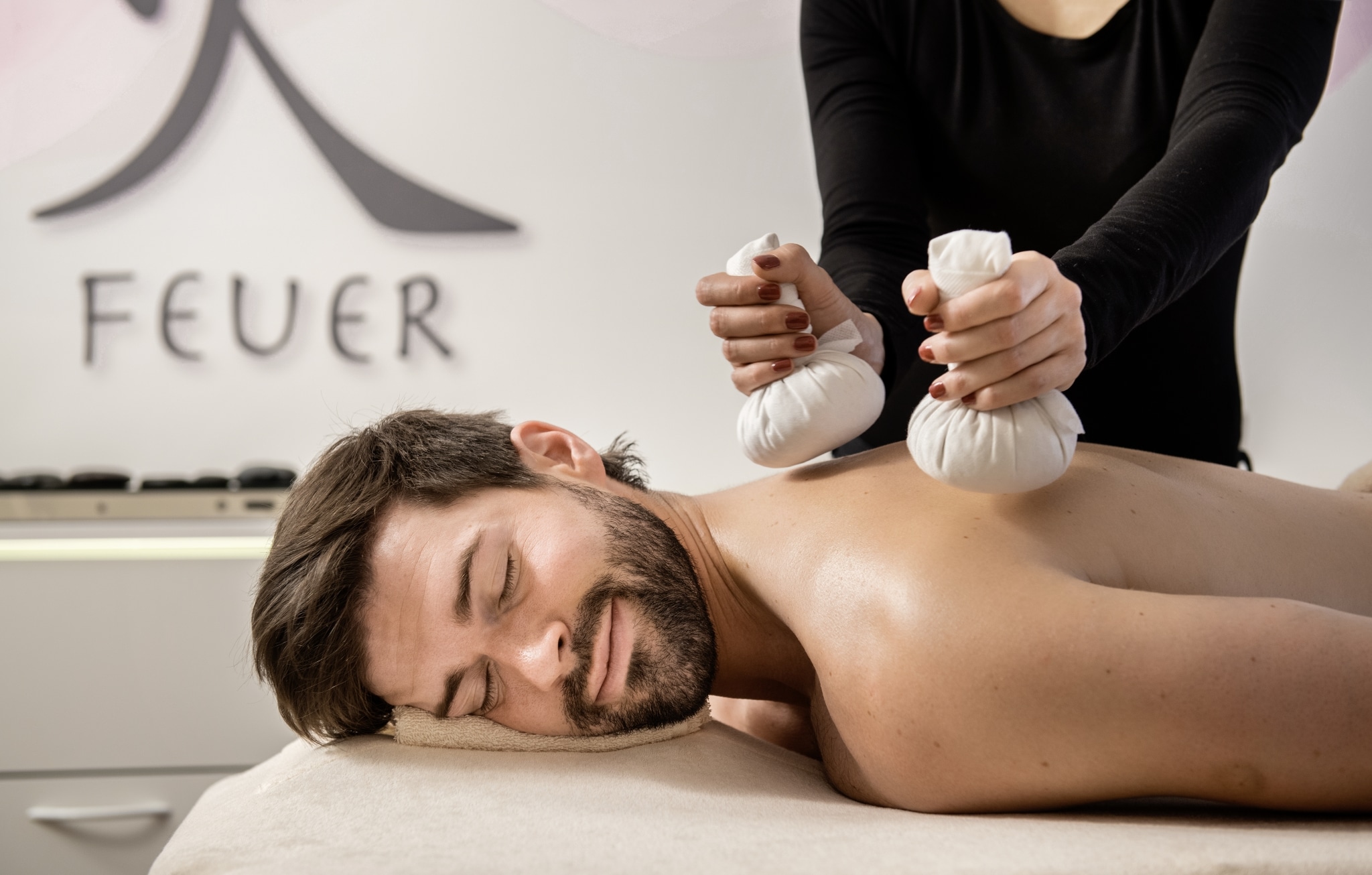 Sonnenhof Lam Kräuterstempelmassage