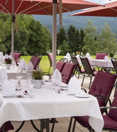 abendessen-auf-der-terrasse-hotel-sonnenhof-lam-scaled.jpg