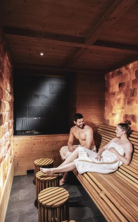himalaya-salzsteinsauna-im-hotel-sonnenhof-lam-scaled.jpg