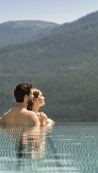 infinty-pool-mit-blick-auf-grosser-arber-hotel-sonnenhof-scaled.jpg