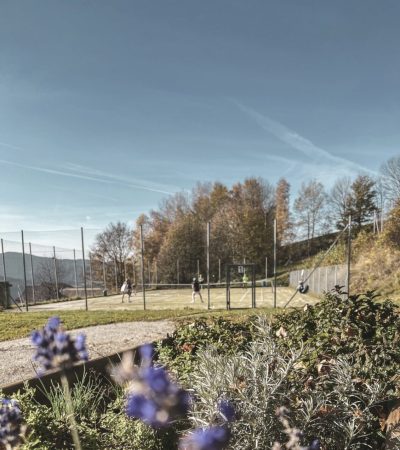 tennisurlaub-im-hotel-sonnenhof-lam-tennisspielen-im-bayerischen-wald-scaled.jpeg tennisurlaub-im-hotel-sonnenhof-lam-tennisspielen-im-bayerischen-wald-scaled.jpeg